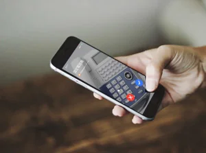 スマートフォンで内線発信する様子